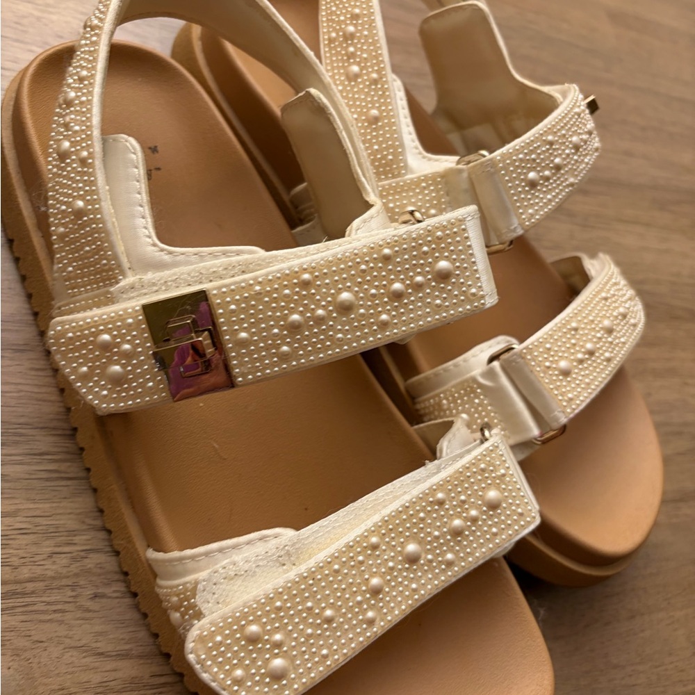 Elegant Cream Sandals with Pearl Detailing